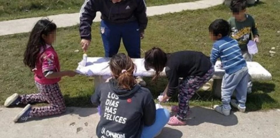 En Quilmes, los chicos no van a la escuela pero La Cámpora los juntó para pintar una plaza