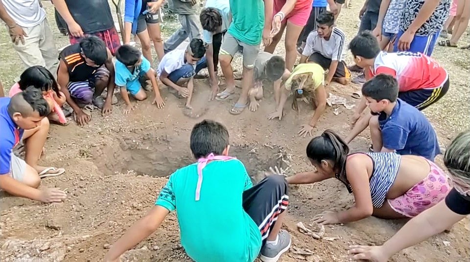 Una cruda imagen: los amigos de Abigail despidieron a la nena asesinada en Tucumán