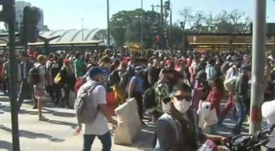 Organizaciones sociales se manifiestan frente al Ministerio de Desarrollo Social