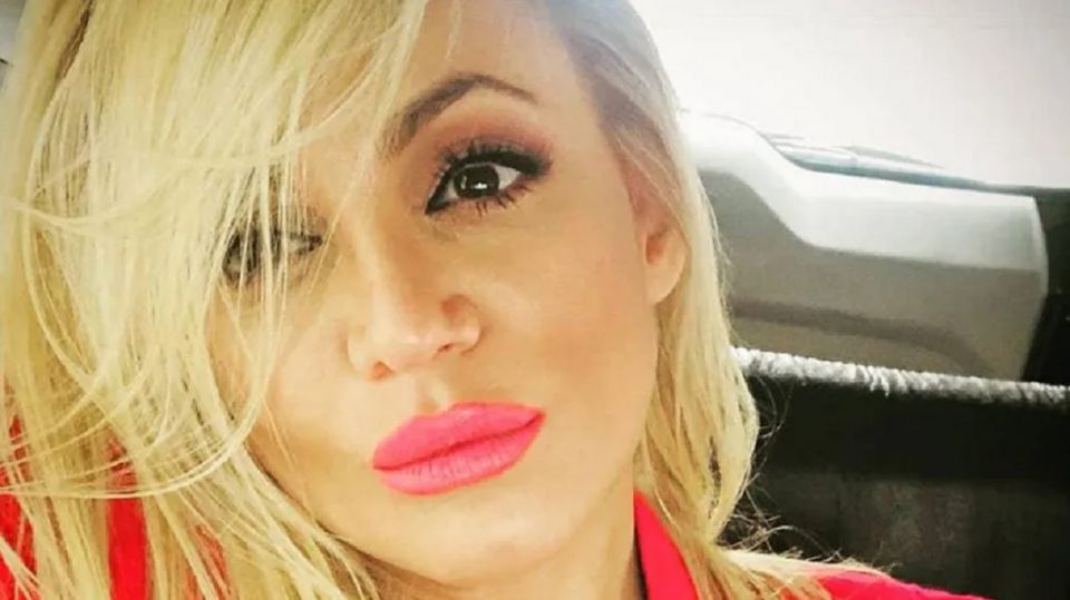 Desnuda y con cinturón de flores: María Eugenia Ritó posó para celebrar la primavera