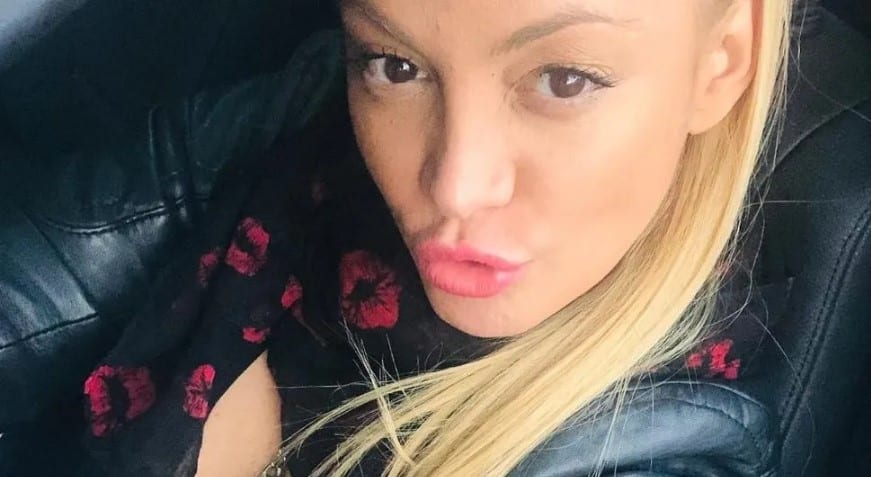 Haciendo topless y apoyada sobre la mesa, María Eugenia Ritó compartió una sensual pose en el camarín