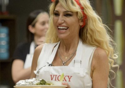 “Masterchef Celebrity”: el blooper de Vicky Xipolitakis en el inicio del reality culinario