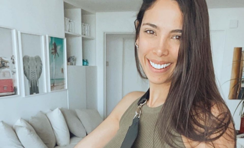 De espaldas y en la playa, Maypi Delgado posó en microbikini