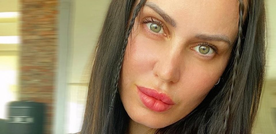 Natalie Weber posó noqueada de espaldas tras un intenso entrenamiento