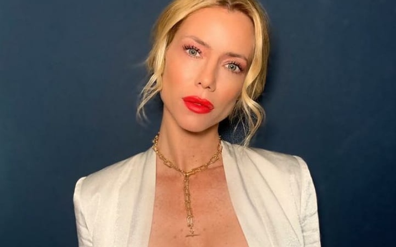 Con vestido nude, Nicole Neumann clavó su mirada (y sedujo)