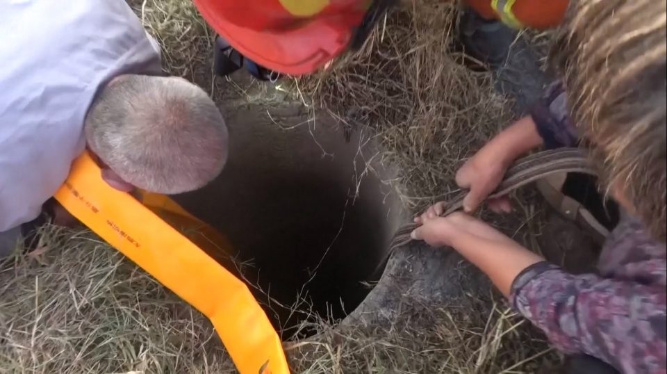 Dejaron un pozo abierto y cayó un nene de tres años: las imágenes del desesperante rescate