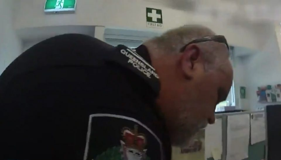 El desesperante momento en que un policía resucita a un bebé que no respiraba