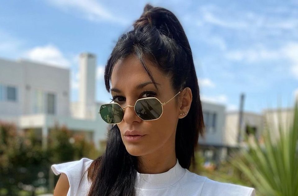 En bombacha y corpiño, Silvina Escudero modeló (de espalda) un conjunto fucsia
