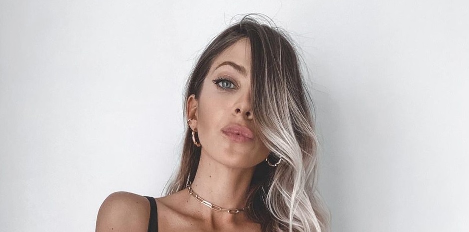 Cande Ruggeri modeló un traje de baño de cuero al cuerpo para sus fanáticos