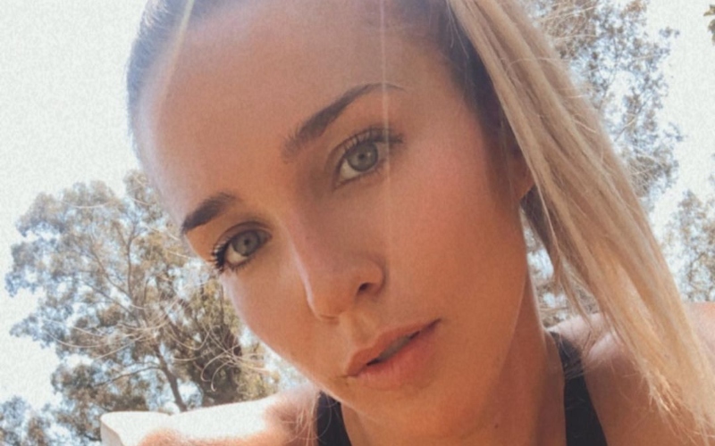 Soledad Fandiño posó con un top negro súper escotado