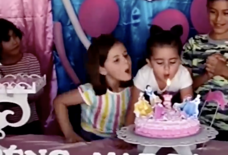 Sopló la vela de cumpleaños de su amiga y provocó una tremenda pelea