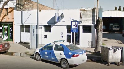 Un policía extorsionó a una detenida para que le entregue su tarjeta y cobrar la AUH