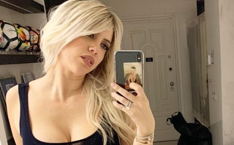 Wanda Nara y una sensual postal en bikini (en primer plano)