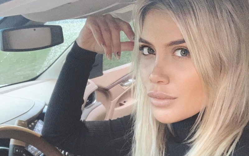 Wanda Nara conquistó con un vestido negro y con profundo escote