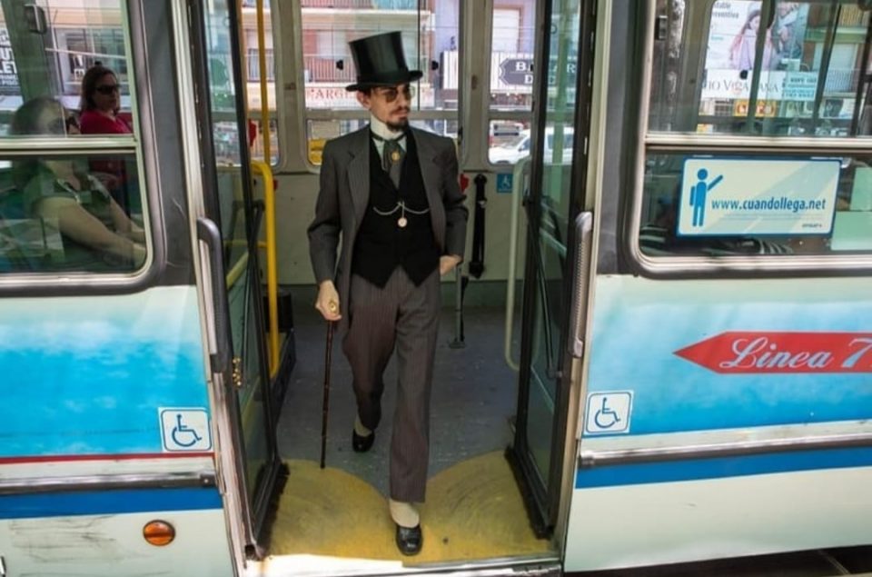 Un joven se volvió viral por salir a caminar por Buenos Aires vestido como “Peaky Blinders”