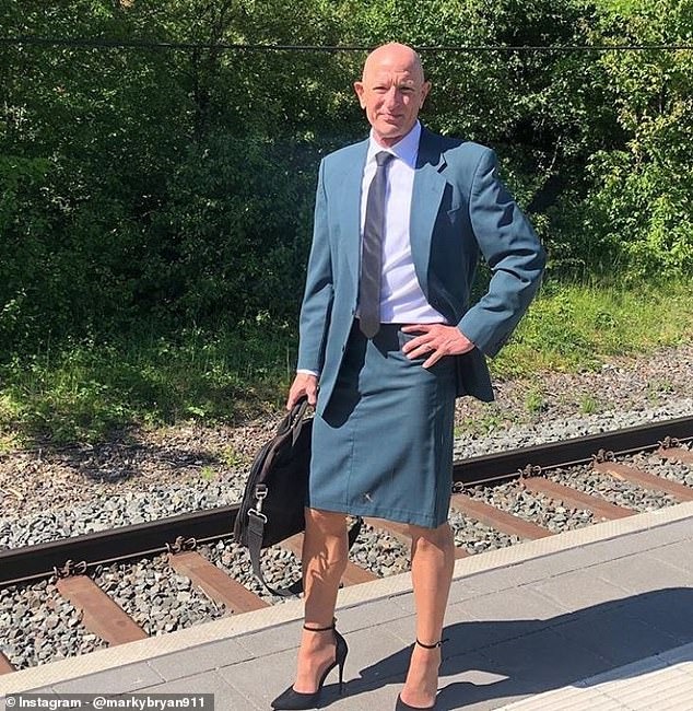 “Soy un padre heterosexual y felizmente casado”, un hombre de 61 años va con pollera y tacones altos a todos lados