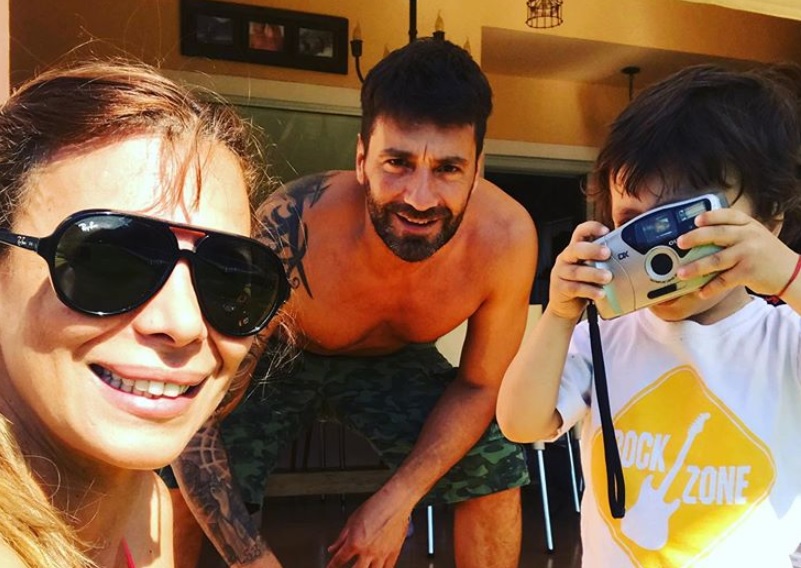 Ximena Capristo “beboteó” frente al espejo (levantándose el pijama) y mandó a dormir a sus seguidores