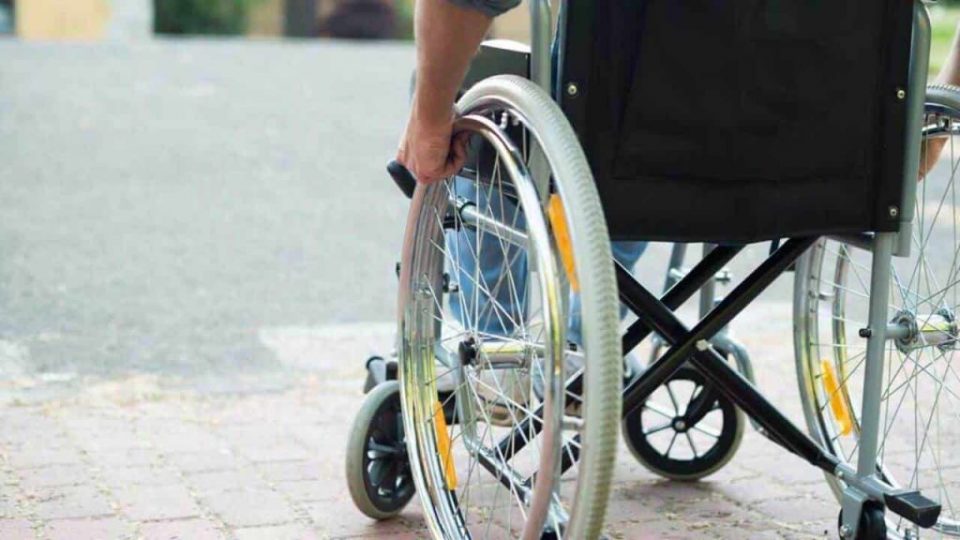 Puso a su abuelo muerto en una silla de ruedas y lo llevó al banco para cobrar su pensión