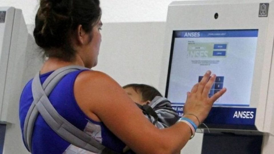 ANSES: quiénes cobran AUH y AUE este viernes 9 de octubre