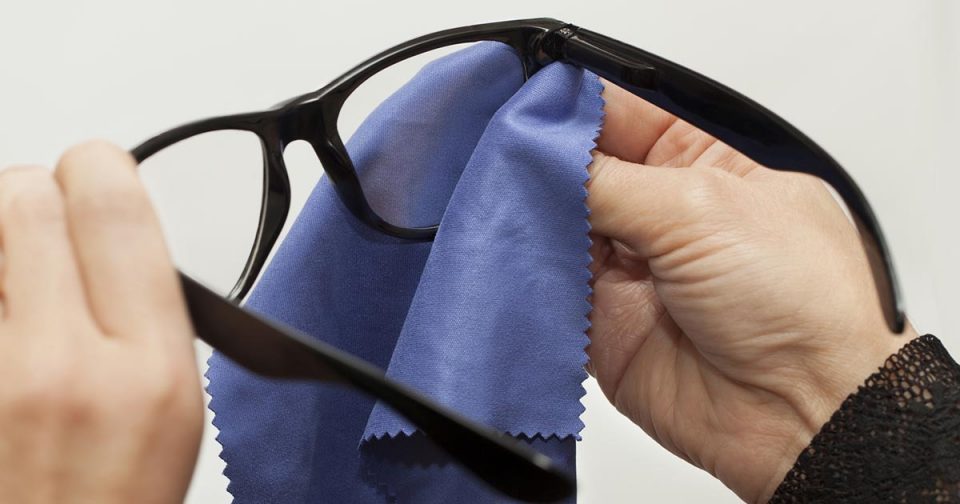 Cómo eliminar los rayones de los anteojos de manera casera