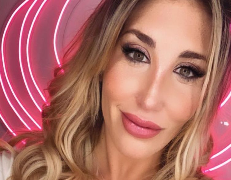 Ayelén Paleo tomó sol en topless (y colaless) desde un parque