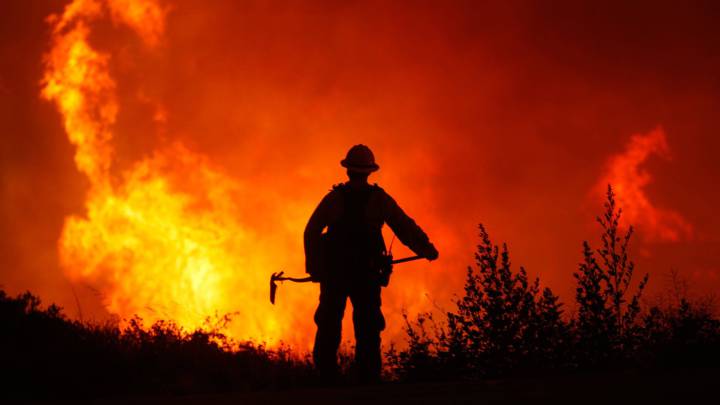 Los bomberos que combatan incendios forestales recibirán un bono de .000