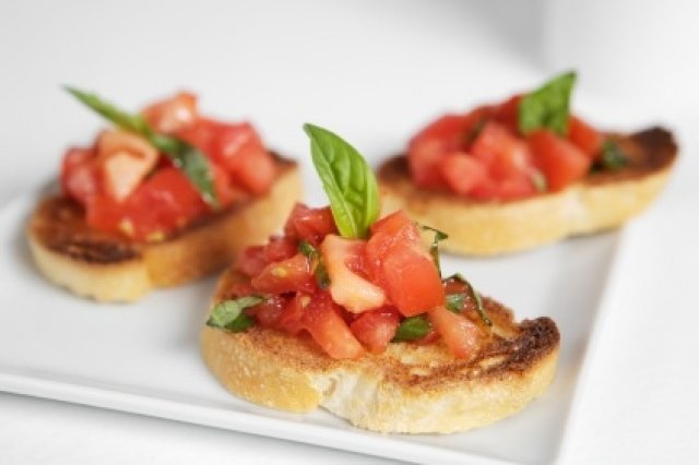 Bruschettas con tomate y albahaca, una comida súper rápida que no falla