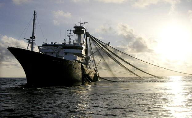 Se acerca una flota de 340 buques chinos acusados de “depredar los mares”
