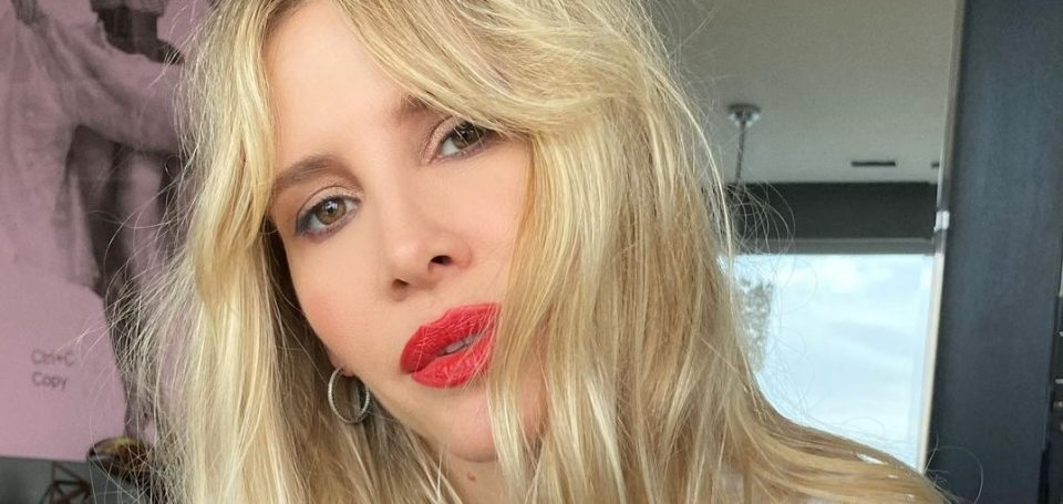 Guillermina Valdés brilló con un rojo intenso en sus labios