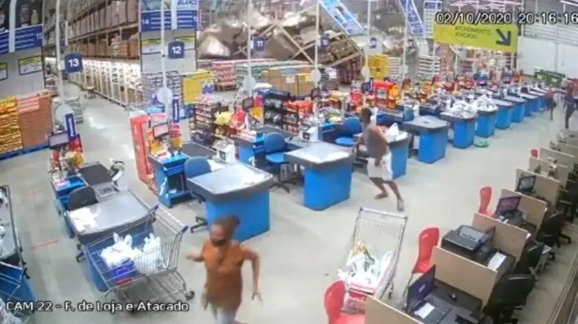 Colapsaron las góndolas de un supermercado sobre los clientes y quedó registrado por las cámaras