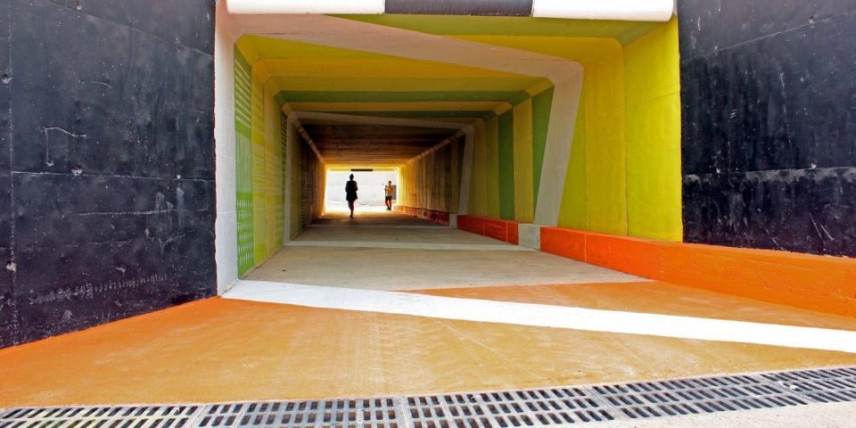Manejaba ebrio y terminó en un túnel peatonal tras querer saltarse un control