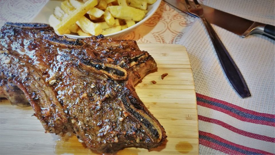 Churrasco de ternera al horno con salsa chimichurri perfecto para festejar el día nacional del asado