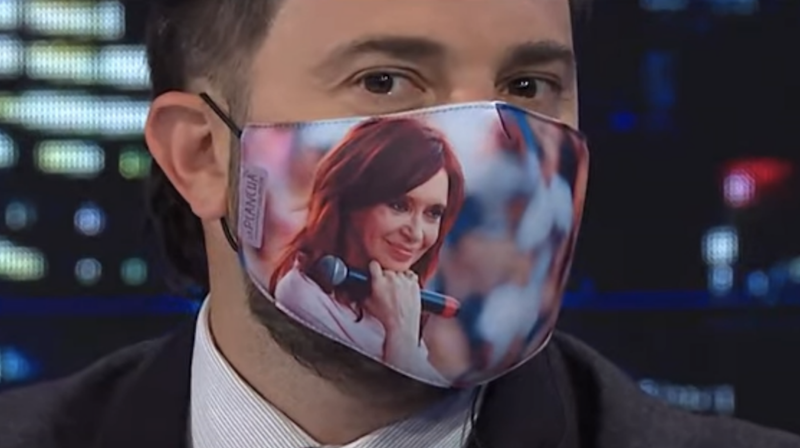 Diego Brancatelli lució un tapaboca con el rostro de Cristina Kirchner: “Inhalás amor y te protege”