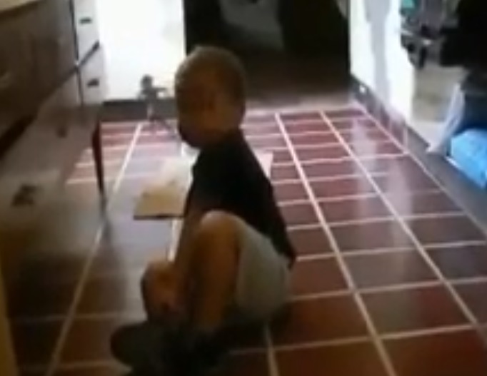 Grababa a su hijo y un “duende” apareció de la nada corriendo