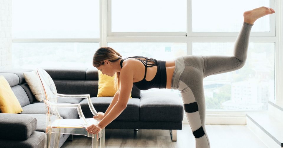 5 ejercicios con silla para tonificar músculos