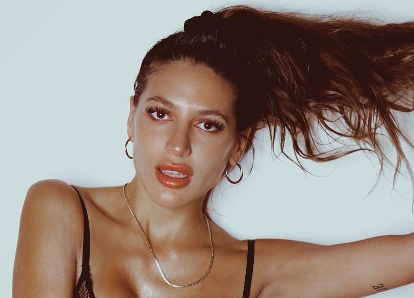 Desde el mar, Marian Farjat modeló una trikini (cavada)