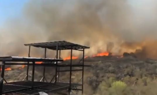 El dramático momento de un hombre que abandonó su casa por el fuego