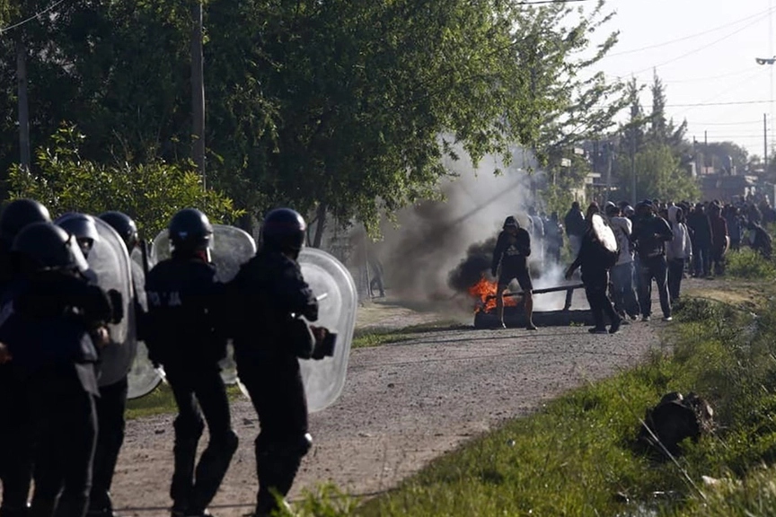 Desalojo en Guernica: duros enfrentamientos entre la Policía y los ocupantes del terreno
