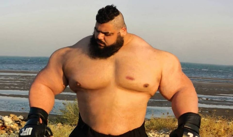 El “Hulk iraní” dobló un sartén con una fuerza colosal