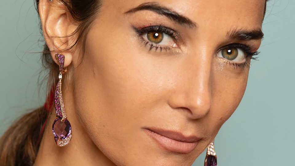 Juana Viale lució un sofisticado vestido con flores, bordados y mostacillas