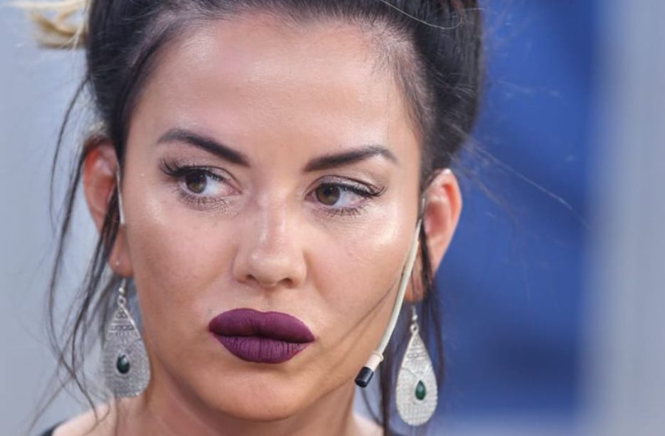 Karina Jelinek festejó el Día de la Madre en bikini desde la pileta y con trago en mano