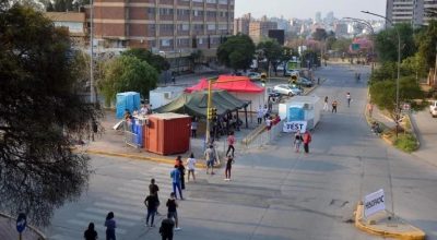 “Hay una banda de gente pa’hisoparse”: el viral que muestra cómo esperan en los hospitales