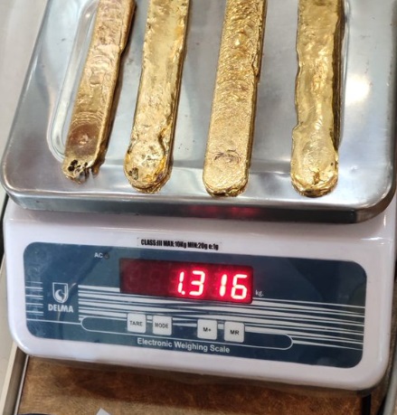 Llevaba lingotes de oro en el recto y lo detuvieron por caminar de forma extraña en un aeropuerto