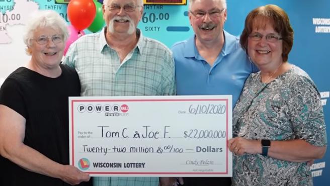 Dos amigos ganaron la lotería, cumplieron una vieja promesa y repartieron el premio