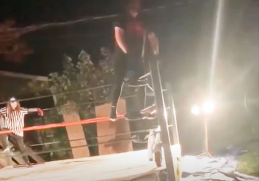 Un luchador se rompió las piernas en pleno ring