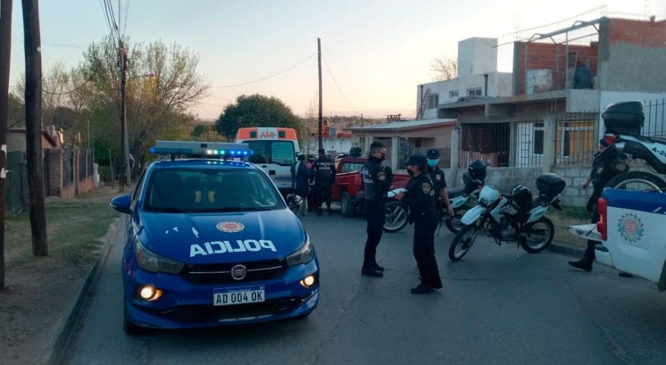 Un menor de 13 años le arrebató el arma a un policía y lo baleó