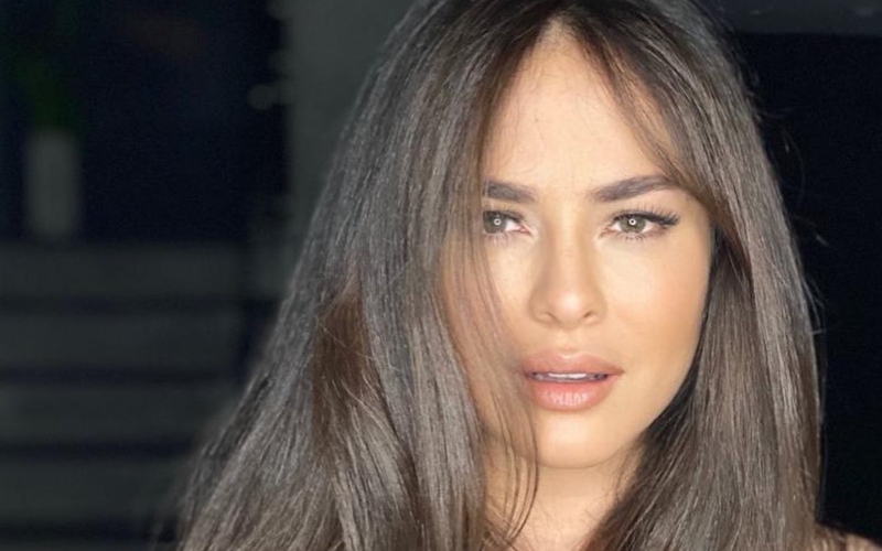En bata y en las escaleras, Danna García de “Pasión de Gavilanes” derrochó sensualidad