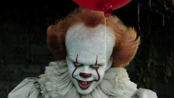 Por una travesura, una nena termina pareciéndose a Pennywise de la la película de terror It