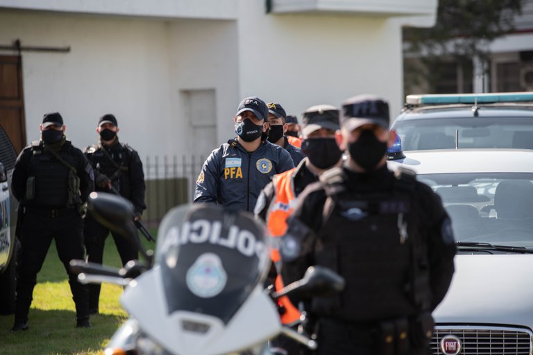 Dos motochorros balearon a un policía de la Federal para robarle el arma