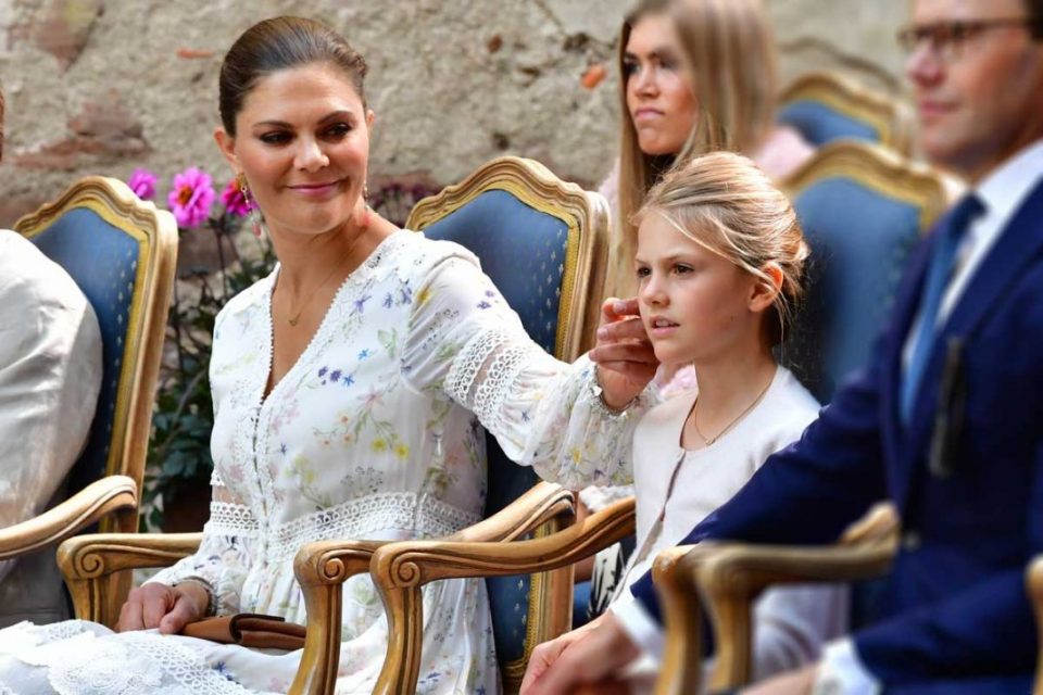 Al estilo Máxima y Amalia, la princesa Victoria marca tendencia en la moda europea junto a su hija
